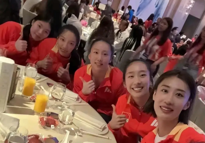 王媛媛在香港主办方举办的欢迎晚宴上，喜获大奖，预示着王媛媛将替代出国打球的龚翔宇