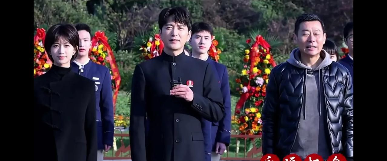 主演王仁君与剧组人员一道抵达毛主席铜像广场。敬献花篮之后向主席像三鞠躬……
网友