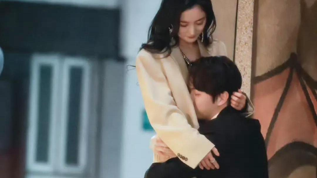 杨幂这是拍戏还是私下恋爱，和她抱一起男演员是谁啊？