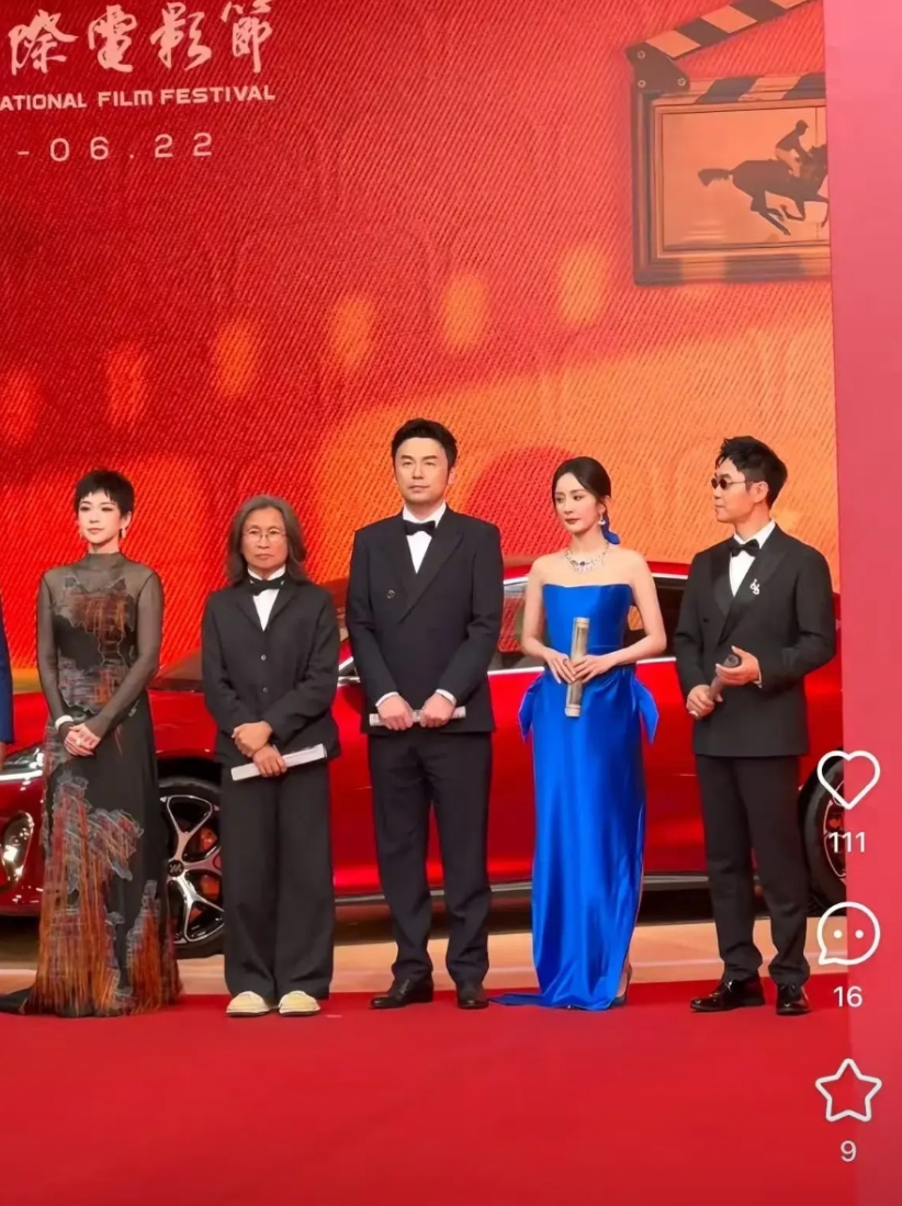 章子怡估计都要气疯了

昨天的电影节红毯上

本来该出风头的应该是章子怡，没想到