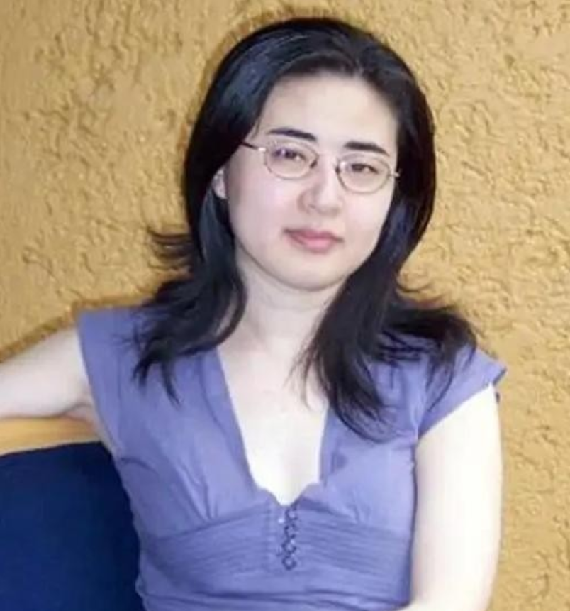 1999年，28岁的北大才女田晓菲一意孤行非要嫁给53岁的美国导师，父母气得睡不