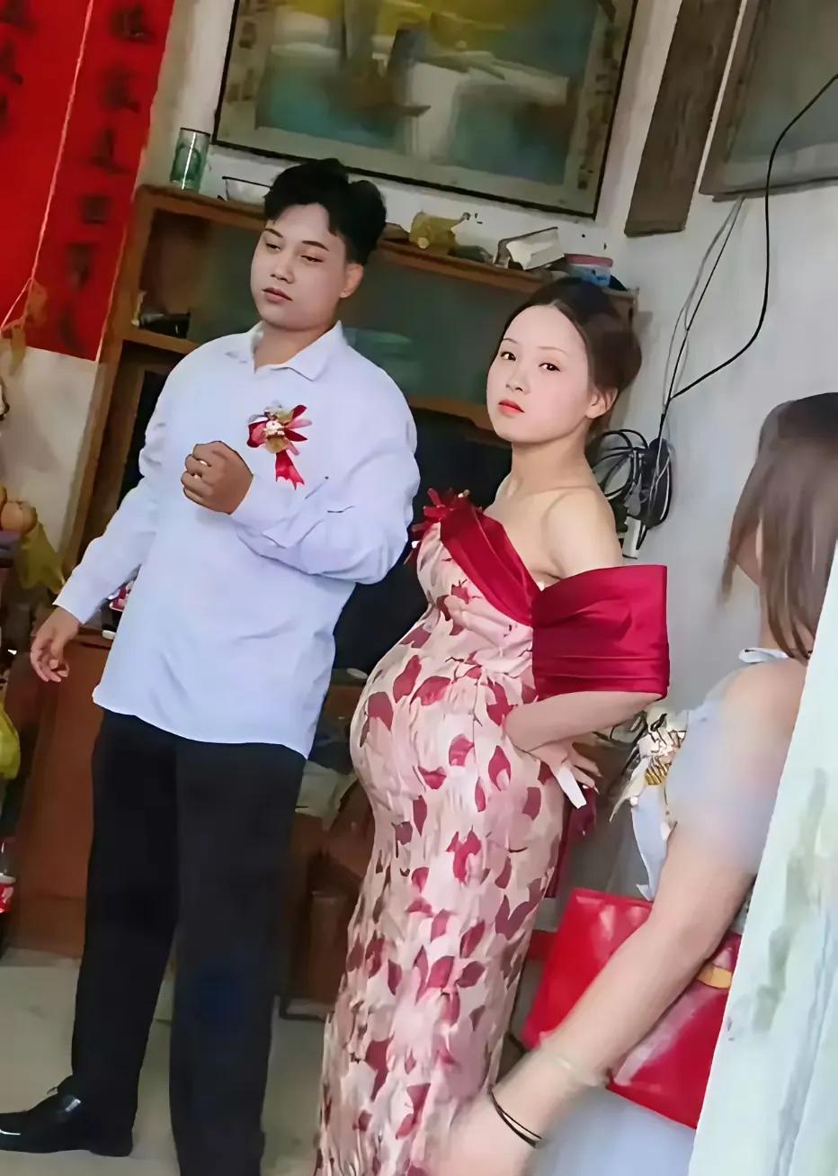 这样的婚礼仪式还有什么意义？新娘挺着至少七、八个月大的肚子，走进了婚礼殿堂。这未