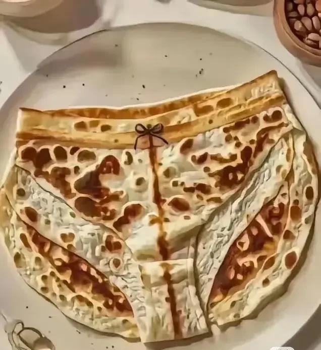 巴黎世家有多奇葩？快来看看这条内裤吧！
这修行是内裤还是大饼？我怎么傻傻的不好分