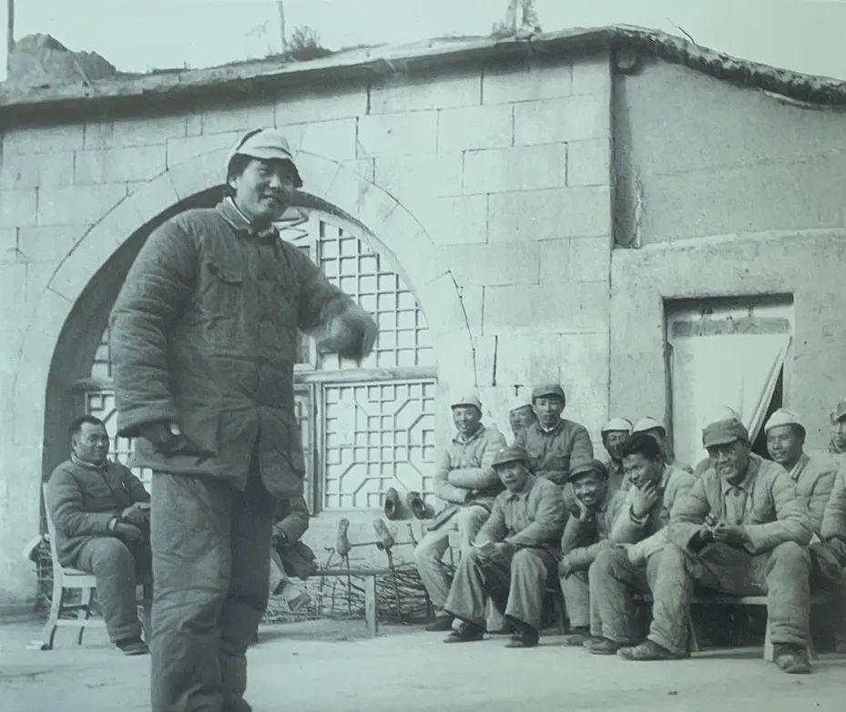 “同志好福相，起码是个工作队队长。”  这句朴实的话语，道出了1940年代初延安
