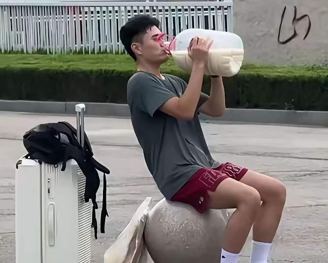 这么热的天气，带着这么一大瓶牛奶，从新疆坐火车到山东，难道就不怕牛奶坏了吗？
网