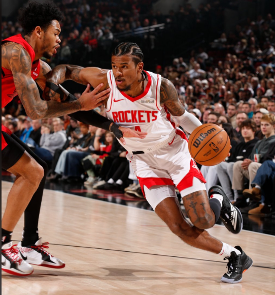 不如大胆一点，湖人现在缺中锋缺侧翼锋线，要想把这些补全，肯定得出小里弗斯。但是詹