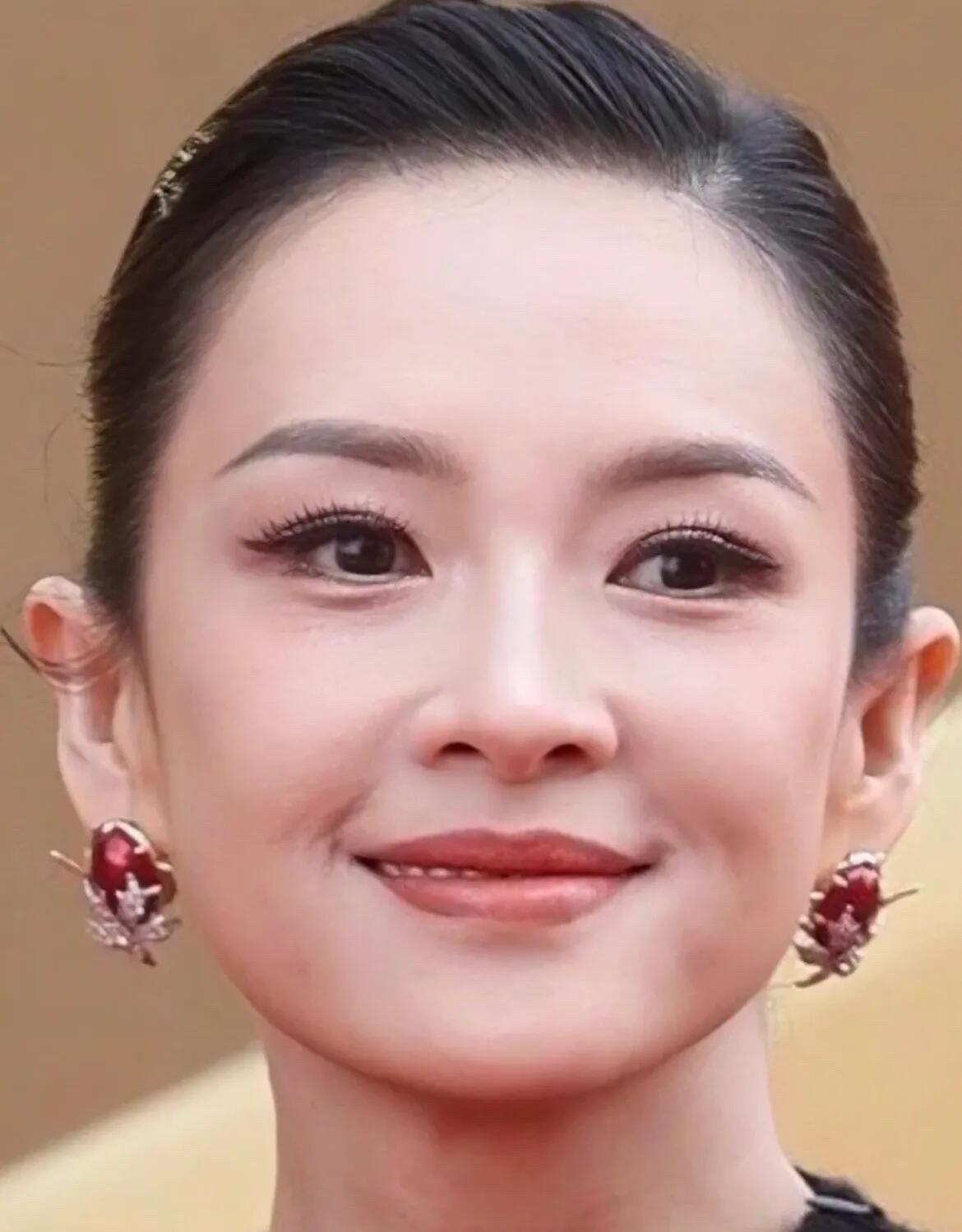 曾经她这张脸是电影脸，现在也变老了，一脸的老相，还没有现在的巩俐好看了。这个笑容