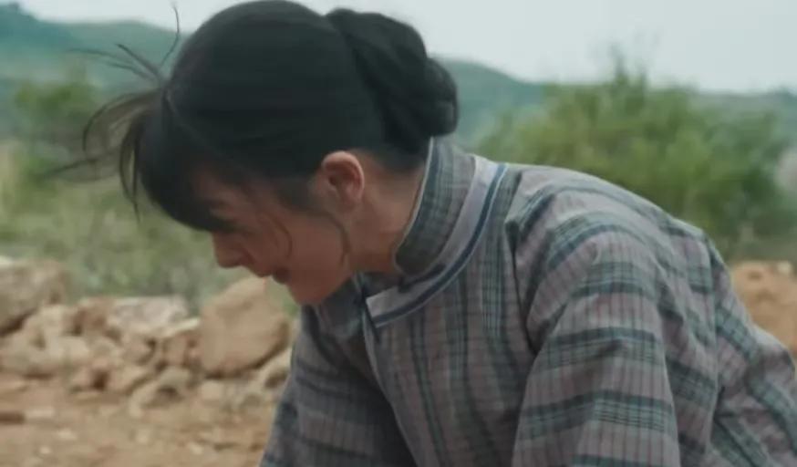 《生万物》宁绣绣种的药苗子被刨了，她老公公上来就骂她，封大脚就在一旁听着，一句话