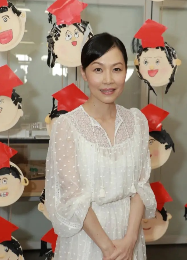 她在1990年在香港出道成为歌手，唱过很多经典歌曲，在九十年代中期横扫各大颁奖典