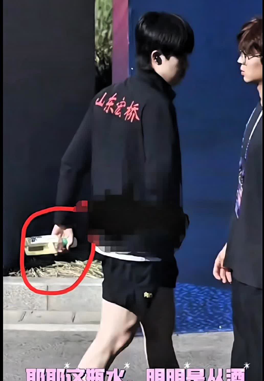 楚钦不喝！那半瓶“消失”的究竟进了谁的嘴？
大家都知道楚钦老师不爱喝某样东西，
