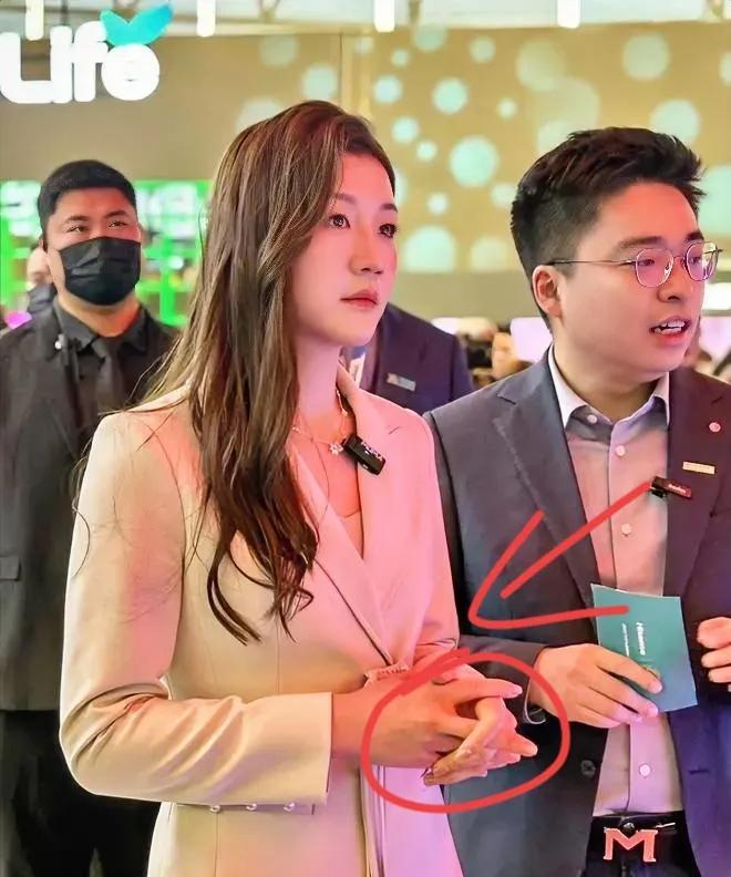 清晨一觉睡醒，
娱乐圈就炸开了锅
陈梦和黄晓明在华表奖红毯上并肩站着，兄妹俩的合