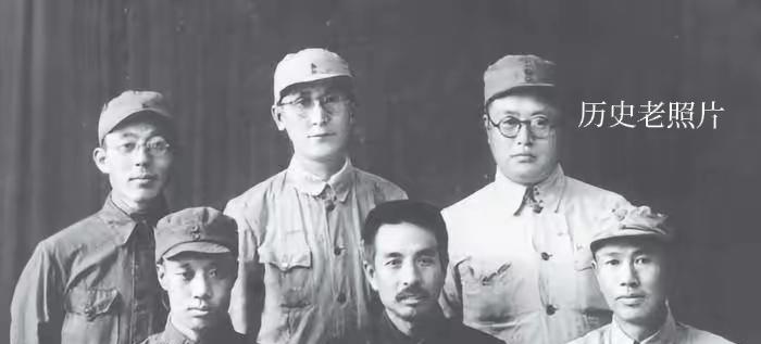 历史黑白照片。
辽宁，吉林，军区领导人在一起的一张珍贵合影，前排中间为陶铸，右一