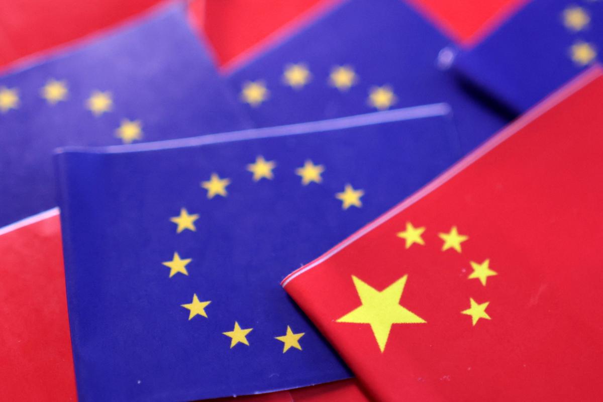 欧盟要当世界老大，制裁两家中国银行，真不知道自己几斤几两了？
欧盟飘了。
据《金