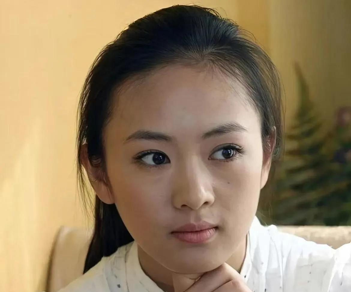 白玉兰奖评委真不是谁都可以当，
章子怡没当过，宁静没当过，
童谣当了，还是85后