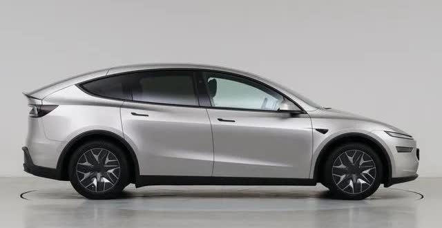 特斯拉Model Y L 以33.9万的价格上市了。 

昨天才刚预热的特斯