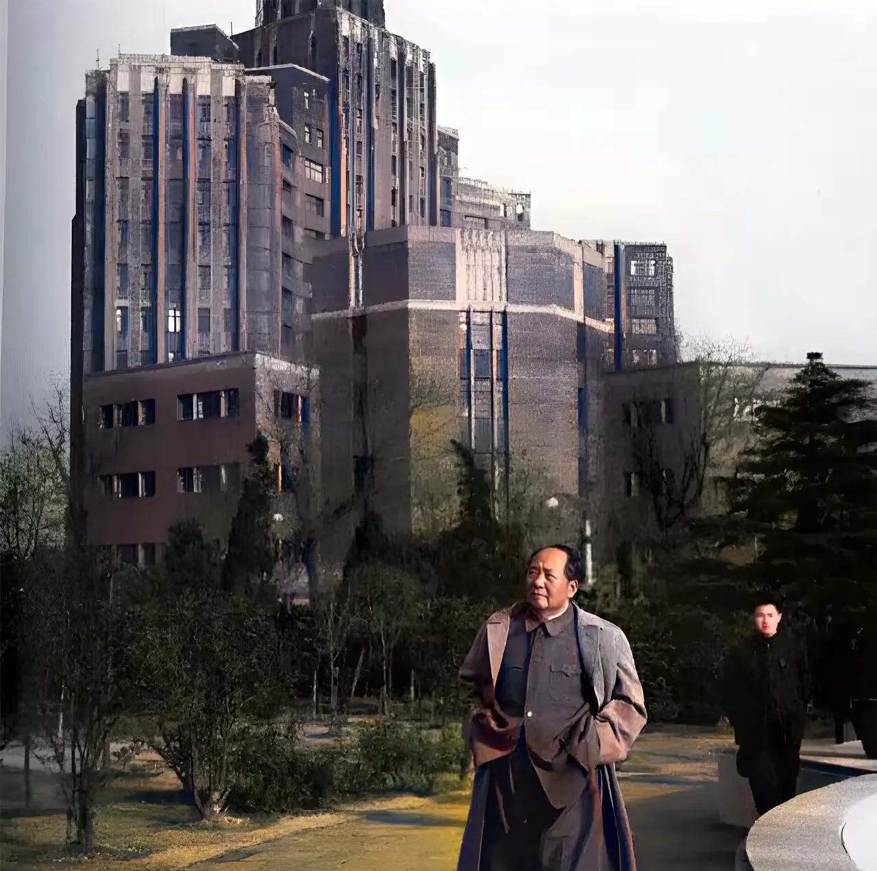 六十年代的上海，毛主席穿着大衣，在峻岭公寓前面的大街上散步。[福][祈祷][玫瑰