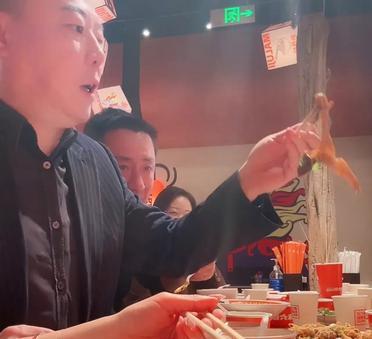 今天开会汪小菲又溜了！安总被网友问急了开玩笑：小菲总孩子小，还是要以孩子为重，咱