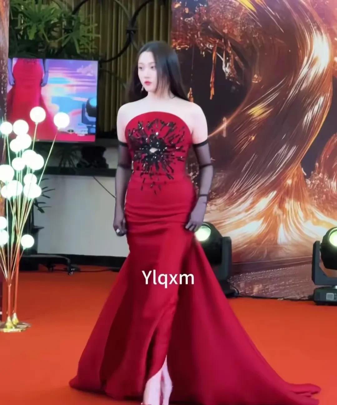 关晓彤盛装出席上海东方卫视电视剧品质东方盛典晚会，她的衣品又招来网友们骂声一片。