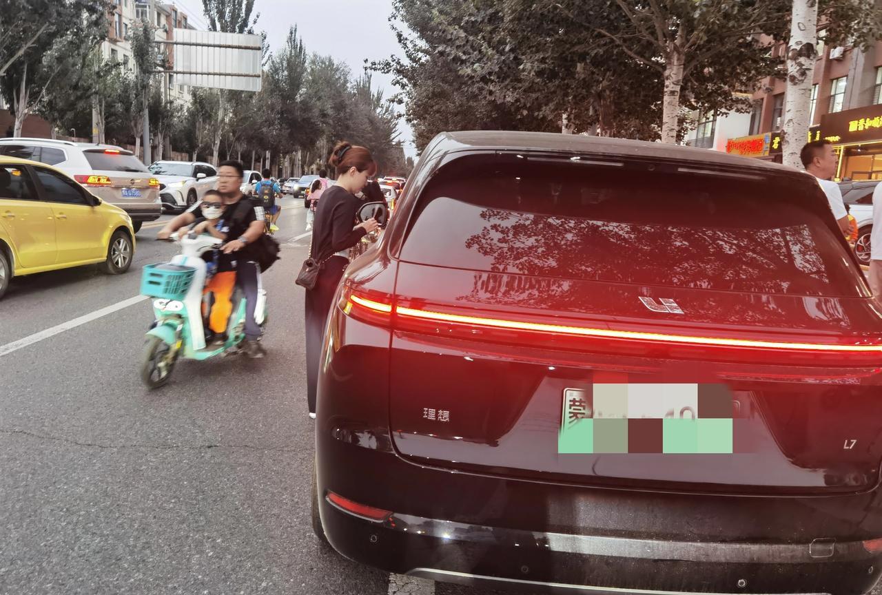 这位女的会是什么心情啊？
学校放学时，一位女士急急忙忙地把车停到学校门口，就去接