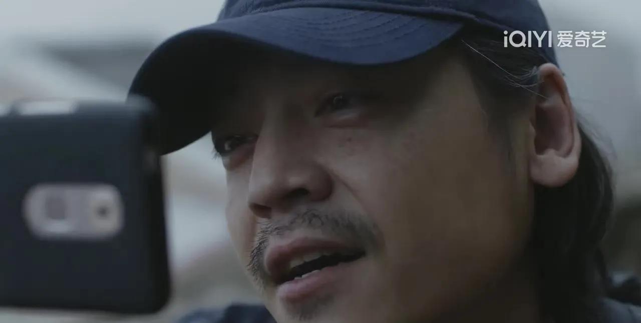       一个是端庄美丽落落大方的茶庄老板，一个是躲藏在阴暗角落里见不得阳光邋