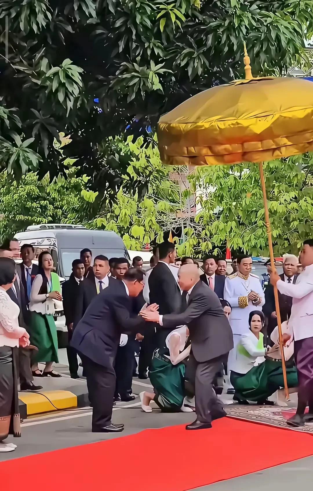 柬埔寨的洪森应该比鳌拜还飞扬跋扈吧，国王见了他都得小跑过去，这家伙执政40多年，