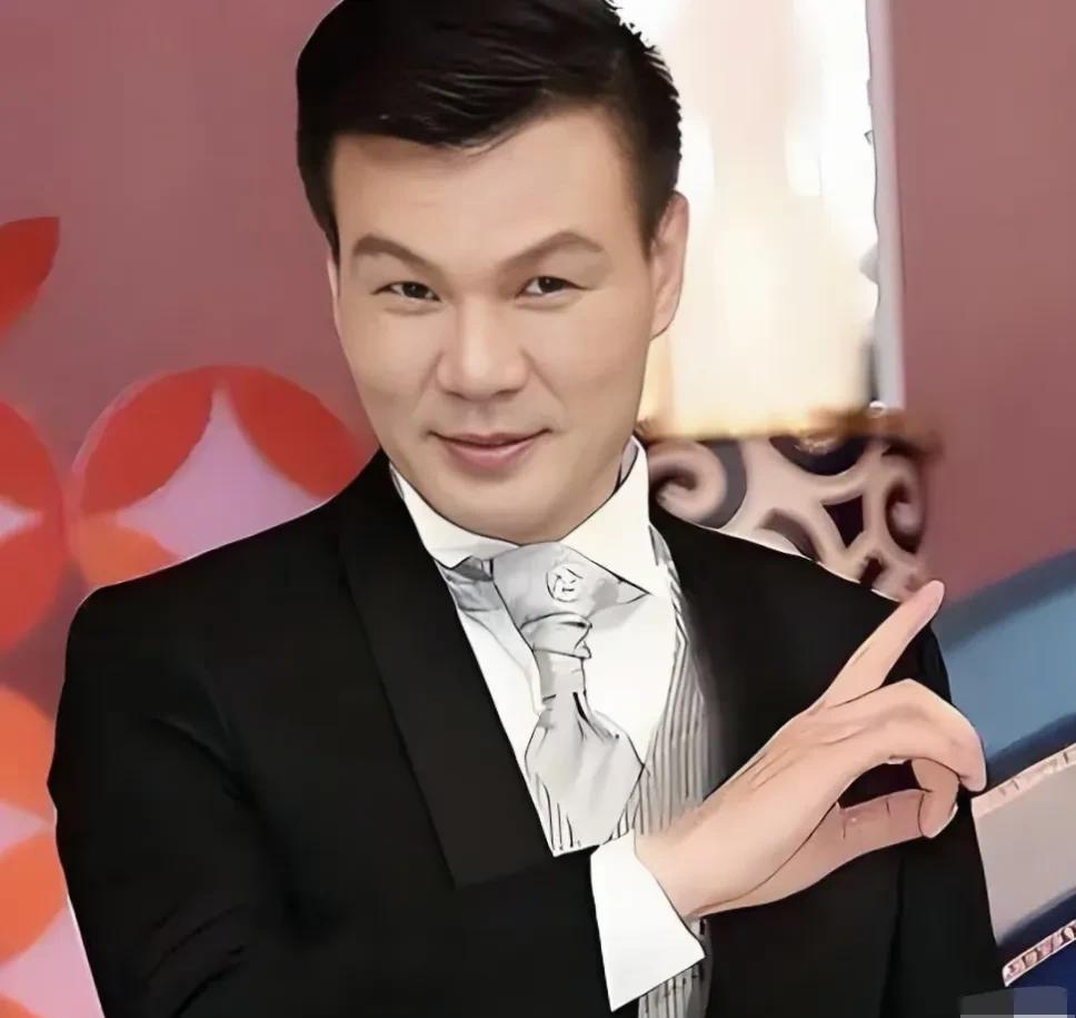 主持人李彬宣布回归。家人们，爷青回！暌违6年，李彬宣布回归啦！曾凭《超级大赢家》