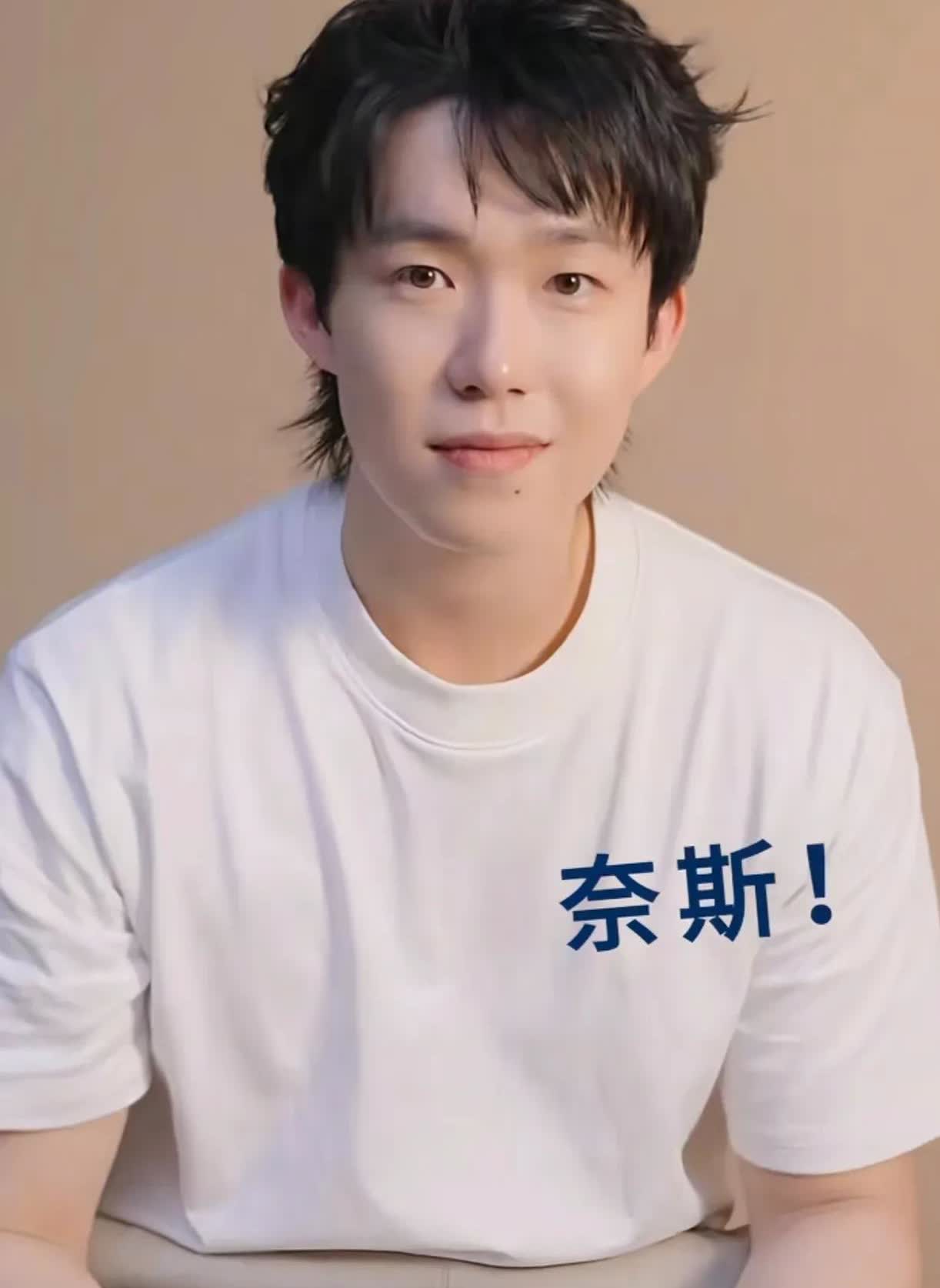 这是谁给整的小狼尾呀？显得楚钦特别帅！这是至今最帅的发型，小狼尾特别好看，浅瞳亮