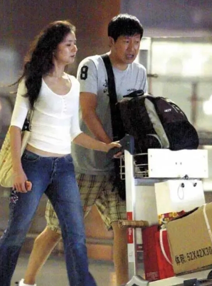 2004年，张国强的妻子对他说：“你今年都35岁了，一个月才挣几百块钱，这日子看