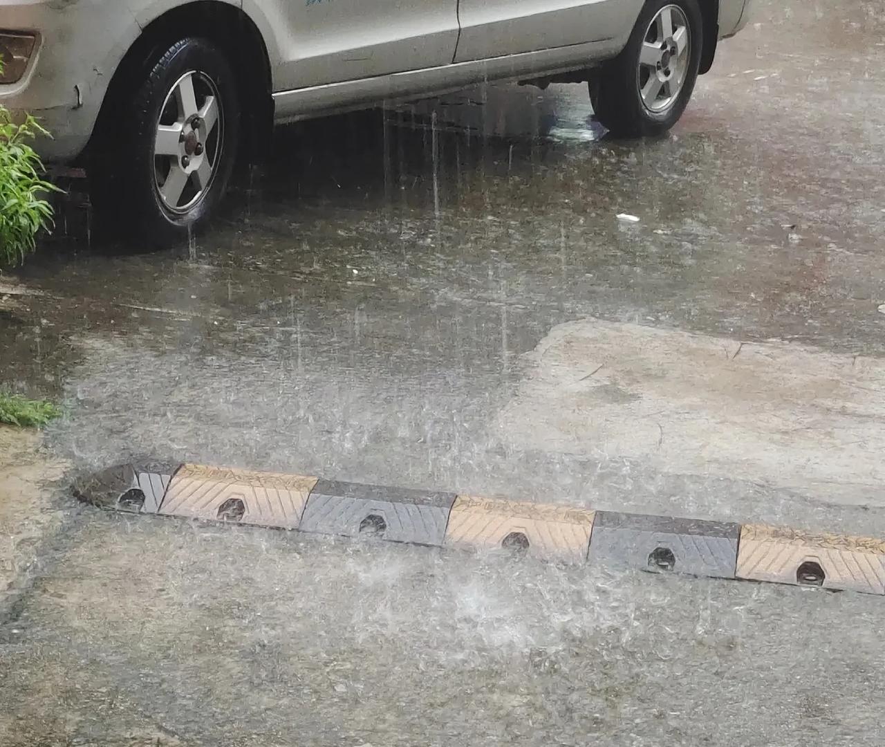 这几天南宁天天都下雨，
不是上班时间下雨，
就是下班时间下雨。
不是淋湿在上班的