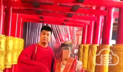 必须严惩！北京一女生和男友同居后，因争吵被男友打伤双手，但在男友的真诚道歉下，女