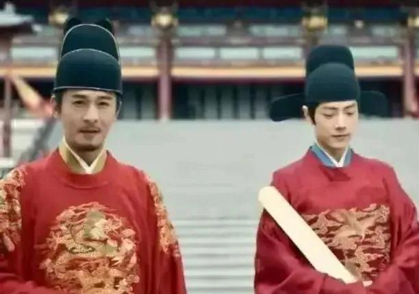 观《藏海传》随想     文武百官见皇帝时，手里都持着一个板子，我百度了一下，这
