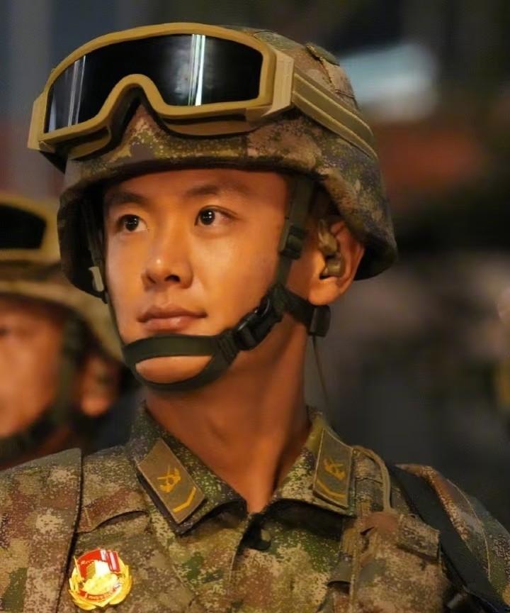 兵哥哥们比流量小生的颜值高太多，这才是我们该追的星。怎么都看不够，最帅天团。
希