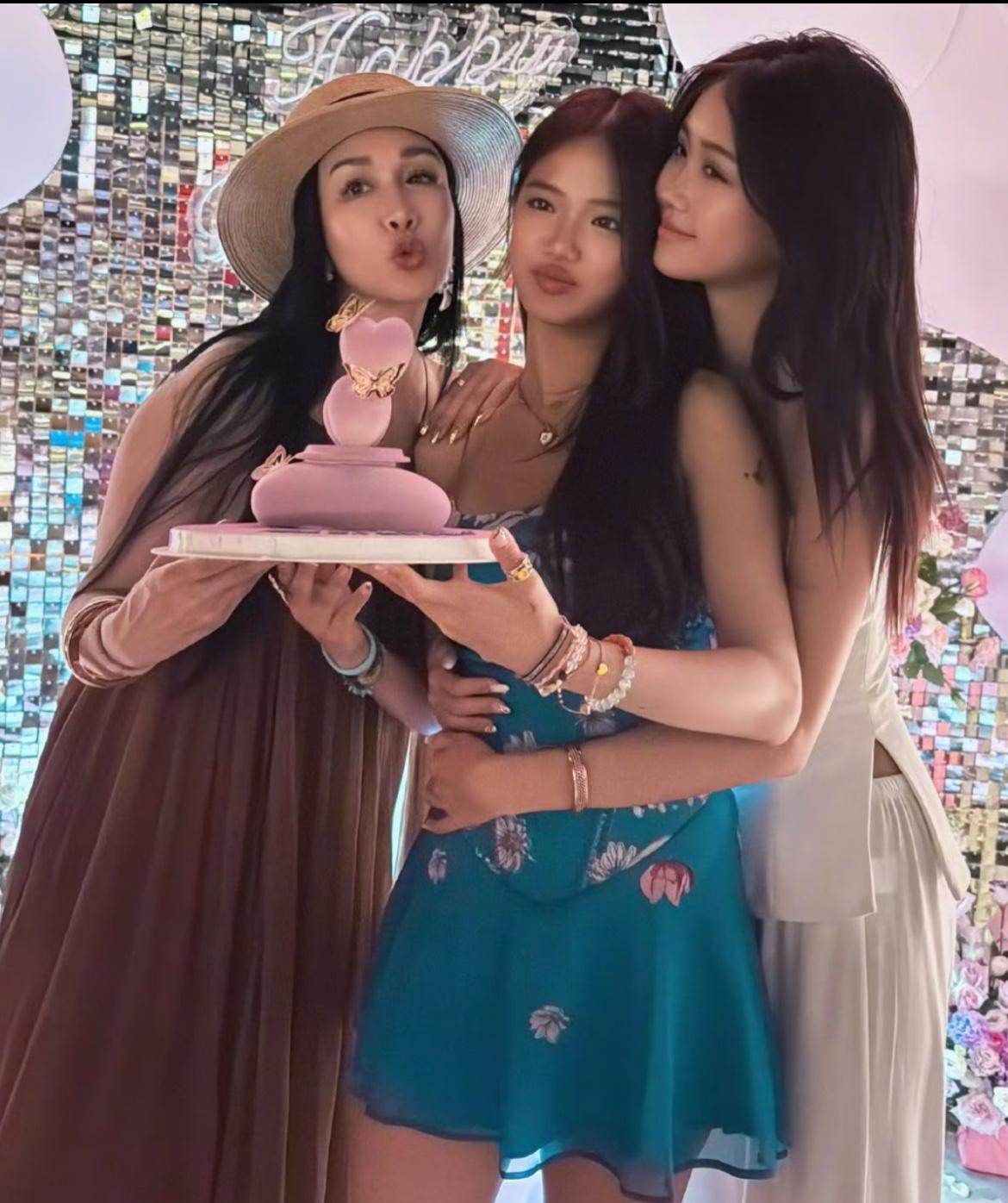 钟丽缇为二女儿Jaden庆17岁生日，母女姐妹三人同框颜值逆天！Jaden身穿蓝