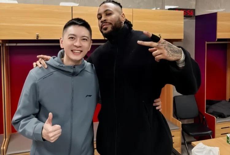 杨鸣发文为莫兰德庆生，场上是严厉的教练场下好朋友！
在辽宁客场挑战广厦的前晚，全