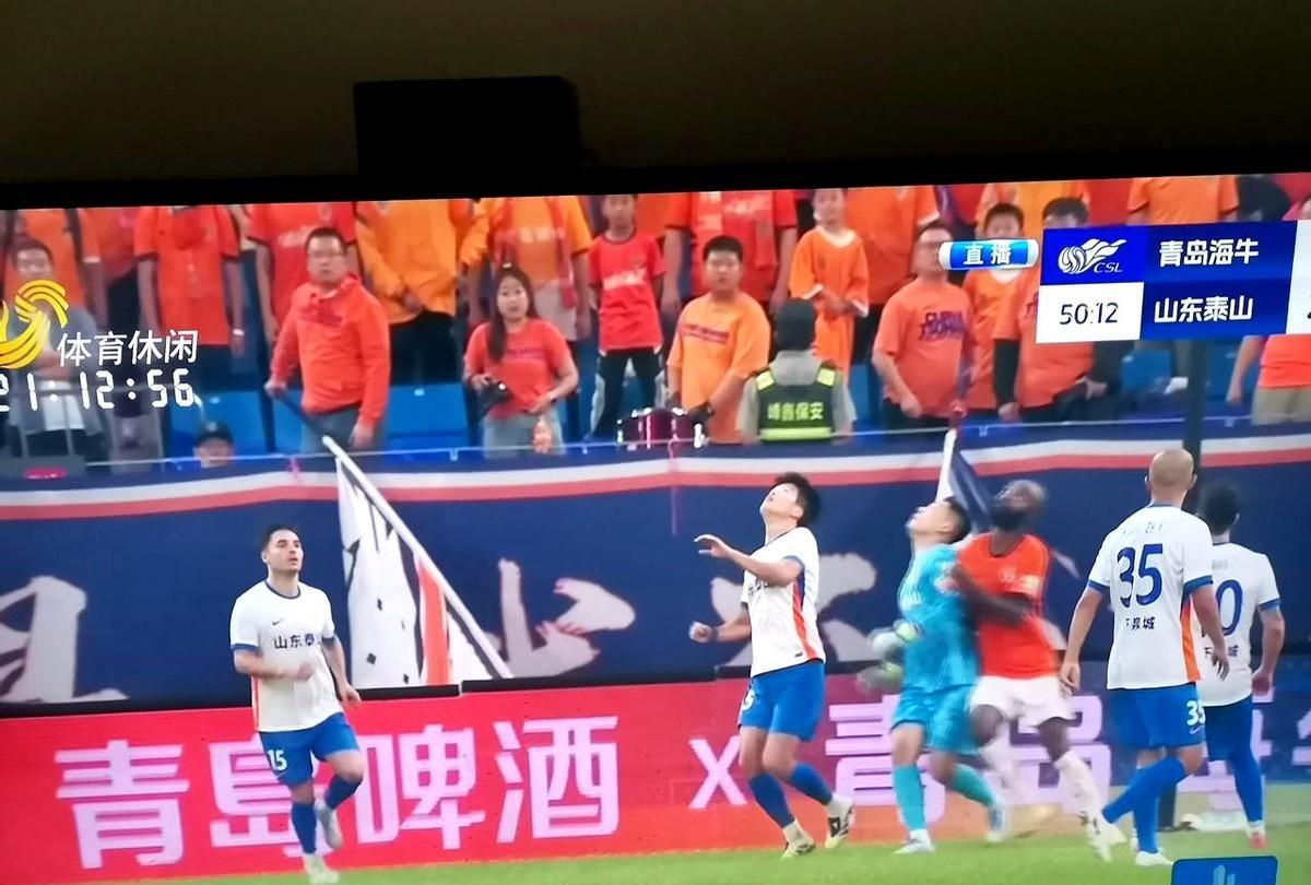 门将到底能不能碰？一句话把球迷逼疯
王大雷被李可推那一下，裁判说不犯规，青岛外援