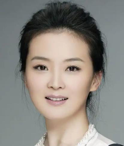 2002年，王艳被邀请出演《倚天屠龙记》中周芷若这一角色。但考虑到当时已经答应出