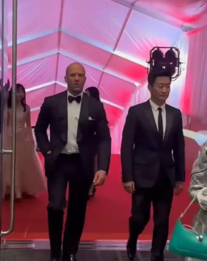 吴京同英国著名演员杰森一同出席活动，吴京身穿修身小西装，身板十分有型，杰森斯坦森