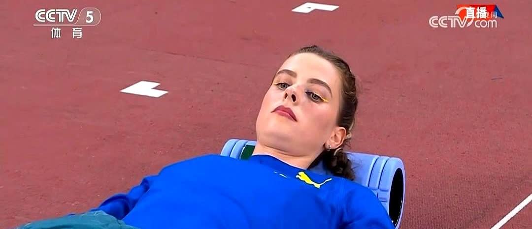 跳高女神直接跳过1米87！
她连热身高度都懒得碰，1米92一次过杆就收工，网友