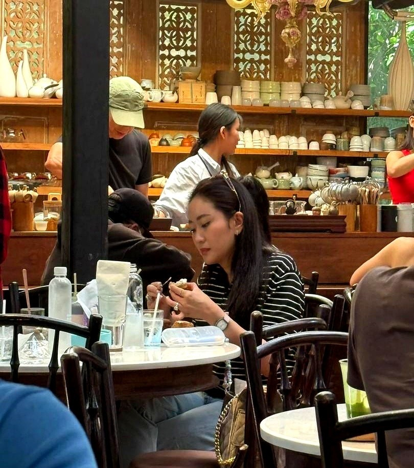 泰国总理逛街太像路人











你绝对想不到，平时电视上那些高高在上