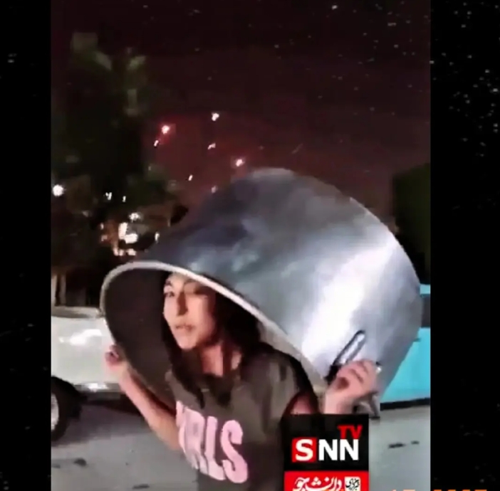 这一天等了太久：约旦河西岸的巴勒斯坦人看到满天的导弹坠落，全走出家门观看。

6