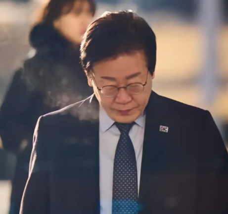 李在明的运气能有多背！我发现一件事，自从李在明访日后就开始走霉运！
首先是访美时