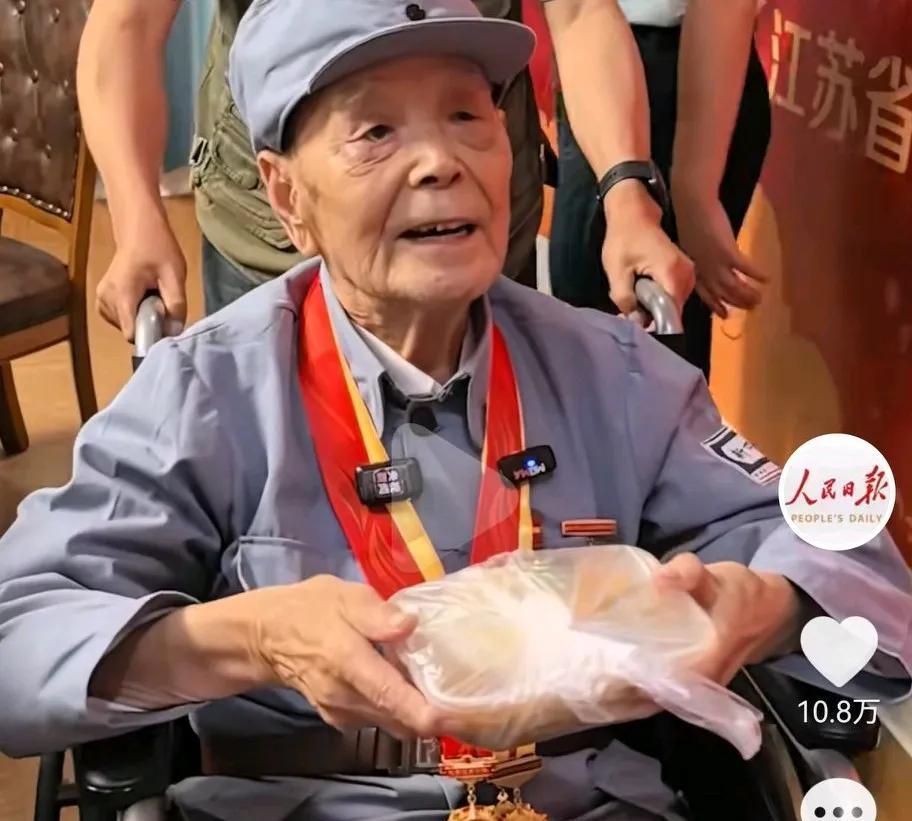 泪目了！人民日报发文：
抗战老兵吃不完的面打包带走
记者问：年轻的时候有没有这么
