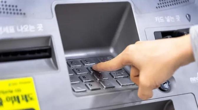 “赔偿必须赔偿，还没有见过银行这么坑钱的！这以后让老百姓们怎么活呀！”一位女子在