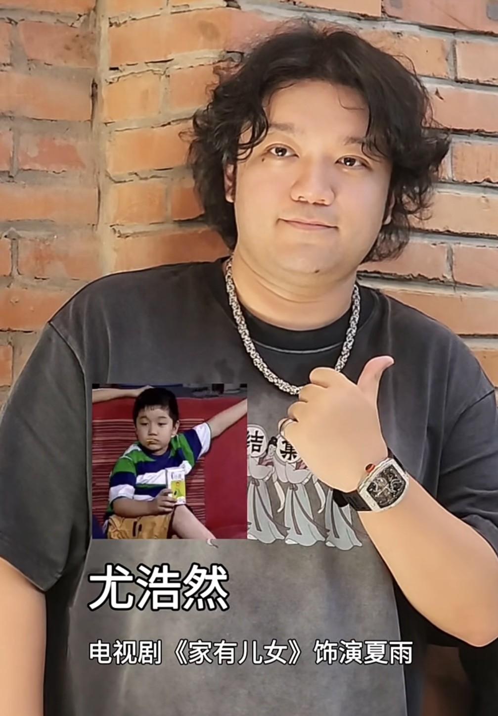 快收起你的同情心吧，
《家有儿女》里的“小雨”一点也不可怜，
你就只看他手上戴的
