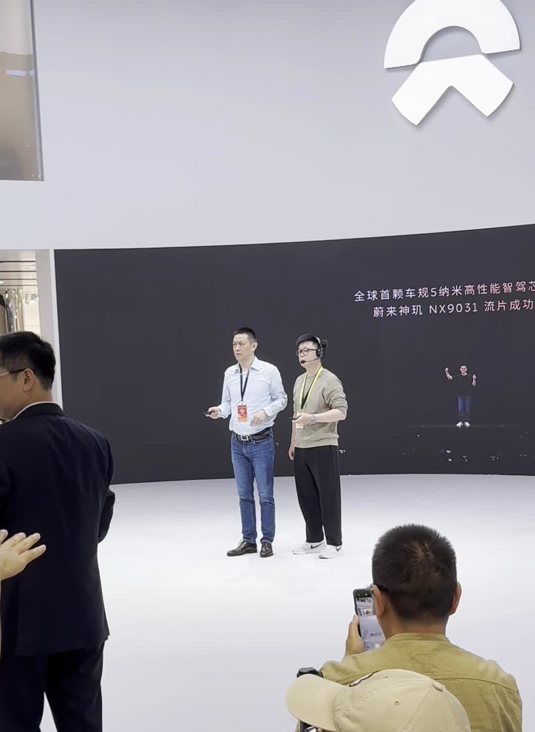 网友：距离蔚来第三代E58正式发布越来越近。
李斌寄语：E5日是一场决定是否取