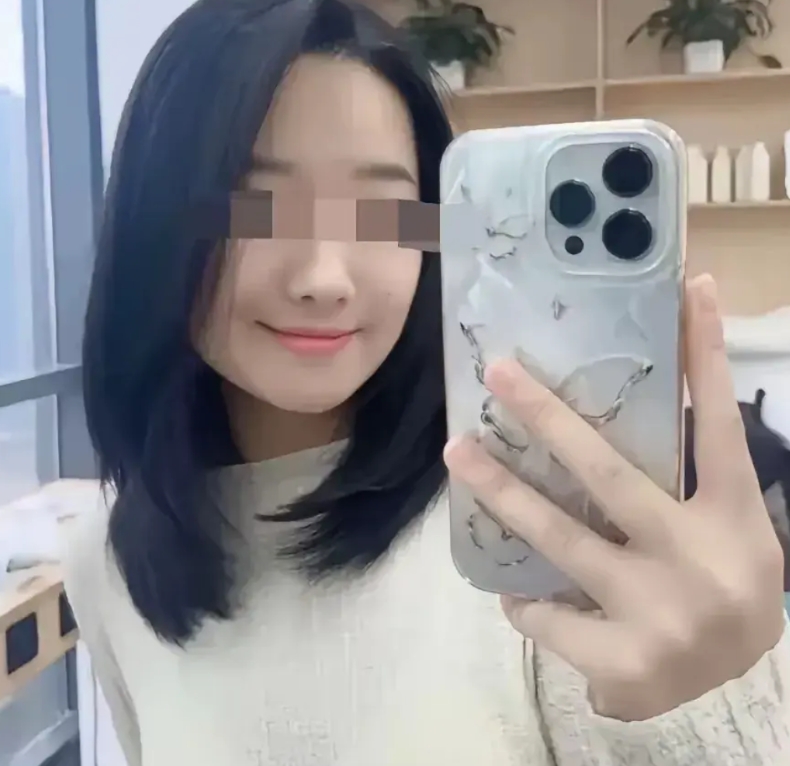 现在全网最后悔的人

不是那个给被蛇咬的误诊的医生

也不是和那对情侣的男朋友，