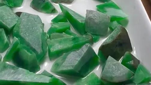 可能大家山珍海味都吃多了，也总是会腻的，咱们今天不切什么大料子，那来块小精品，让大家一起看看结果如何