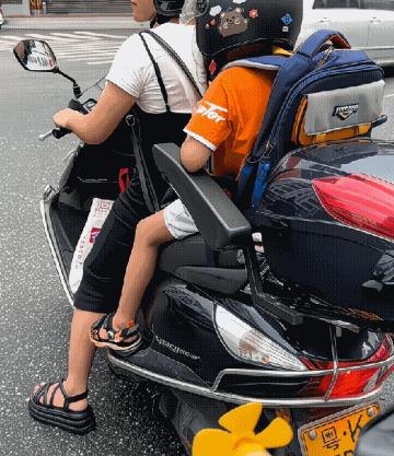 这个方法真不错，妈妈在电动车后座给孩子安装了扶手， 二轮车瞬间坐出了四轮的感觉，