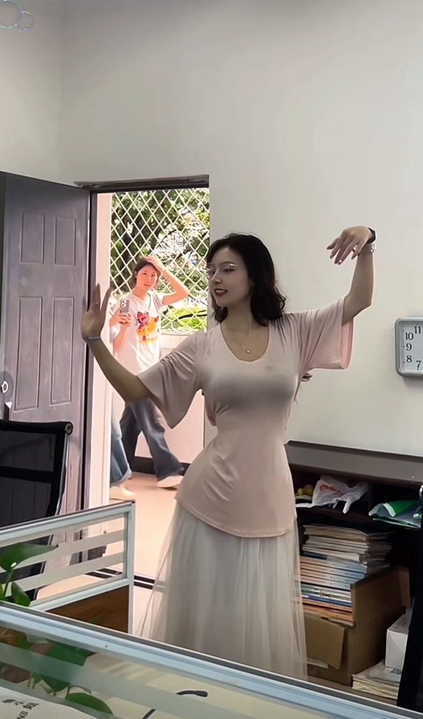 怎么办？在办公室跳个舞让学生看到了，好尴尬