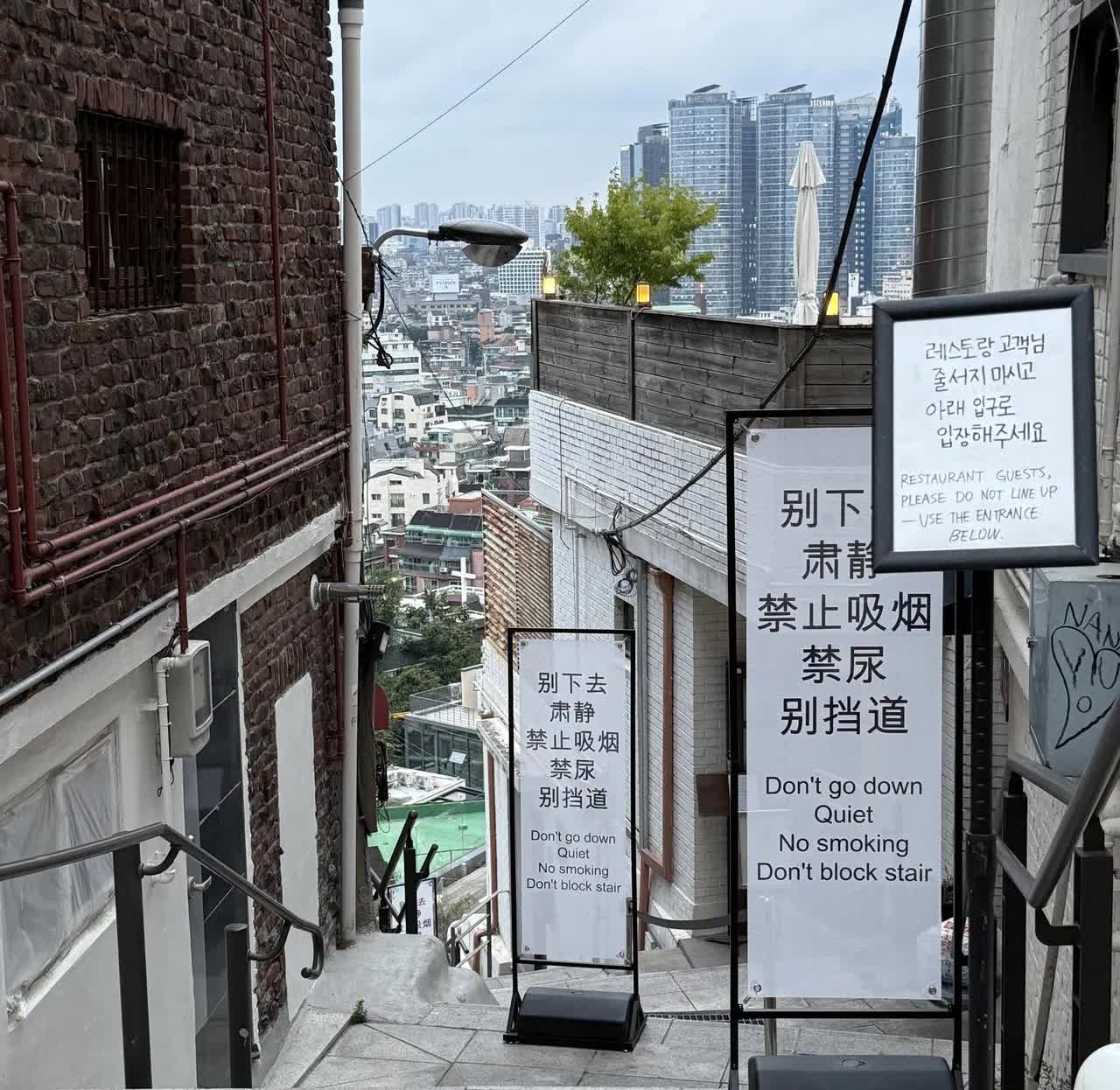 韩国梨泰院某餐厅门口，立起了几块用中、英、韩三国语言写成的禁止不文明行为的告示。